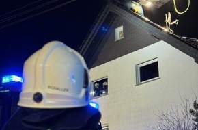 Freiwillige Feuerwehr Marienheide: FW Marienheide: Kaminbrand dehnte sich auf Dachstuhl aus - Feuerwehr Marienheide mit 70 Kräften im Einsatz