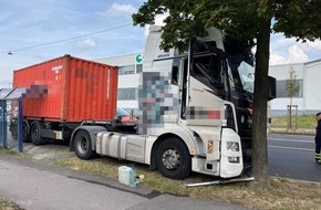 Polizei Mettmann: POL-ME: Lkw kollidiert mit Baum: ein Schwerverletzter - Langenfeld - 2409012