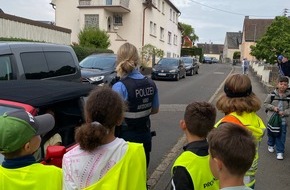 Polizeidirektion Koblenz: POL-PDKO: R&uuml;cksicht macht Schule - Schulkinder verteilen Dank- und Denkzettel