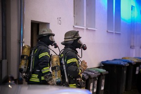 FW LK Neunkirchen: Rauchsäule weist Feuerwehr den Weg - Mehrparteienhaus nach Brand unbewohnbar