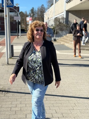 FW-WRN: Mit Drehleiter in den Ruhestand: &Uuml;berraschende Verabschiedung f&uuml;r Kordula Mertens