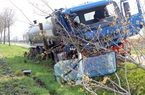 Polizei Minden-Lübbecke: POL-MI: Gülle-Transporter gerät in Graben - Fahrer verletzt