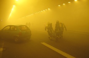 Feuerwehr der Stadt Arnsberg: FW-AR: Einsatzkräfte üben den Ernstfall in Arnsberger Autobahn-Tunnel