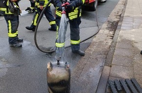 Freiwillige Feuerwehr Gemeinde Schiffdorf: FFW Schiffdorf: Gasflasche brennt in Wehdel - Anwohner können Feuer selbständig löschen