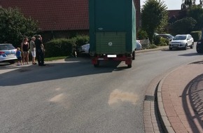 Polizeiinspektion Stade: POL-STD: Traktoranhänger löst sich vom Zugfahrzeug und stößt gegen BMW