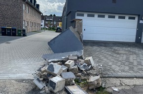 Polizei Aachen: POL-AC: Unfall im Nordkreis - Auto fährt gegen Mauer