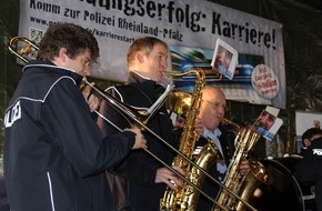 Polizeidirektion Kaiserslautern: POL-PDKL: Über Tisch und Bänke
Musikalischer Leckerbissen in der Bauhofhalle Patersbach