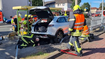 Feuerwehr Oberhausen: FW-OB: Fußgängerin nach Unfall unter Fahrzeug eingeklemmt