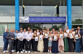 Kreispolizeibeh&ouml;rde M&auml;rkischer Kreis: POL-MK: Zeugnisvergabe im Bildungsgang Fachoberschule Polizei - 22 Absolventinnen und Absolventen freuen sich &uuml;ber Fachabitur