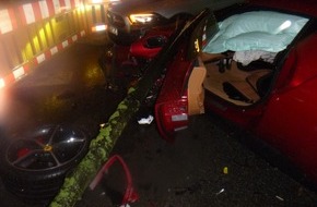 Polizei Bielefeld: POL-BI: Unfall mit Ferrari sorgt für Straßensperrung