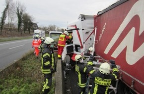 Feuerwehr Mülheim an der Ruhr: FW-MH: Verkehrsunfall mit einem LKW auf der A40