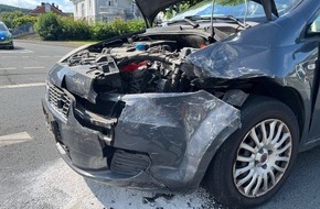 Polizei Hagen: POL-HA: 33-Jährige fährt über rote Ampel und kollidiert mit Gegenverkehr