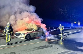Feuerwehr Bochum: FW-BO: Brand eines PKWs in der Nacht von Sonntag auf Montag auf der A40