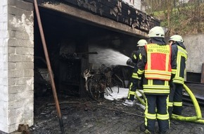Feuerwehr Lennestadt: FW-OE: Garagenbrand fordert Lennestädter Feuerwehr