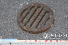 Polizeipräsidium Westpfalz: POL-PPWP: Schachtabdeckung auf Auto geworfen