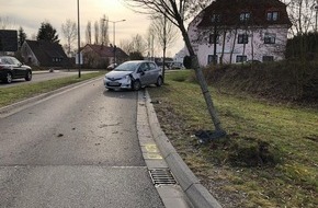 Polizeidirektion Pirmasens: POL-PDPS: Toyota Auris überschlägt sich im Käthe-Dassler-Verkehrskreisel