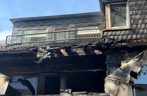 Feuerwehr Oberhausen: FW-OB: Balkonbrand greift auf Wohnung und Teile des Daches &uuml;ber