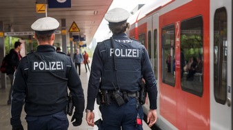 Bundespolizeidirektion München: Bundespolizeidirektion München: Mit Einhandmesser unterwegs / Mann bedroht Reisende in S-Bahn