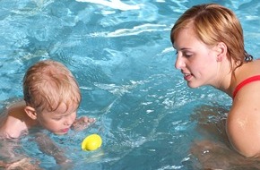 DLRG - Deutsche Lebens-Rettungs-Gesellschaft: Schwimmkurs-Gutschein zu Weihnachten / DLRG rät: Jetzt Schwimmen lernen