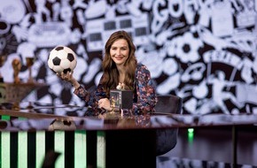 Sky Deutschland: Anpfiff für die neue Sky Original Comedy Show "Tore, Tränen, Tiki-Taka mit Katrin Bauerfeind"