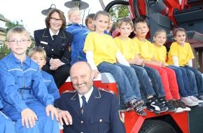 Deutscher Feuerwehrverband e. V. (DFV): Kindergruppen öffnen Feuerwehr für Jung und Alt / DFV-Beiratsvorsitzende Crawford trifft Bambinigruppen in Rheinland-Pfalz (BILD)