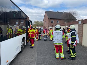 FW Bergheim: Abschlussmeldung Chlorgasunfall: 21 Kinder und drei Erwachsene in Bergheimer Schwimmbad verletzt - Weitere Verletzte bei Unfall auf Autobahn