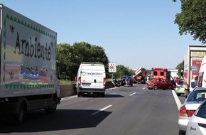 Feuerwehr Essen: FW-E: Verkehrsunfall mit vier beteiligten Fahrzeugen, fünf Menschen verletzt, zwei davon schwer