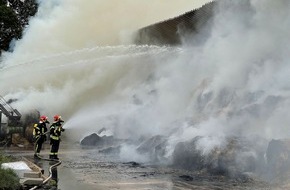 Kreisfeuerwehrverband Rendsburg-Eckernförde: FW-RD: Brand im Heulager - Feuerwehr mit Großaufgebot im Einsatz