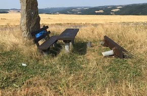 Polizeidirektion Kaiserslautern: POL-PDKL: Sachbeschädigung an Holzbank -Zeugen gesucht