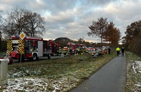 Kreisfeuerwehr Rotenburg (Wümme): FW-ROW: PKW im Graben nach Verkehrsunfall