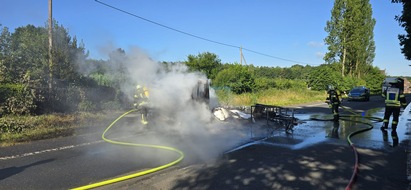Freiwillige Feuerwehr Werne: FW-WRN: Kleintransporter brennt auf der Selmer Landstraße vollständig aus
