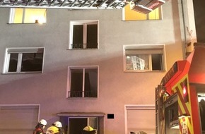 Feuerwehr Mülheim an der Ruhr: FW-MH: Zwei parallele Kellerbrände beschäftigt die Feuerwehr Mülheim an der Ruhr - 2 Personen über Drehleiter gerettet