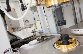Fraunhofer-Institut für Produktionstechnologie IPT: Fraunhofer IPT conducts research into automated series production of optics with new glass press