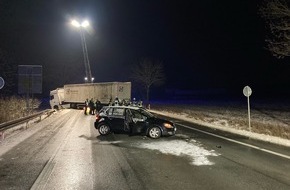 Kreispolizeibehörde Höxter: POL-HX: Pkw fährt in den Gegenverkehr und stößt mit Lkw zusammen. Straße stundenlang gesperrt.