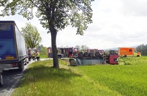 Polizeiinspektion Hameln-Pyrmont/Holzminden: POL-HM: Sattelzug überschlägt sich, Fahrer schwer verletzt