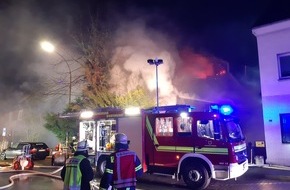 Feuerwehr Dortmund: FW-DO: Leerstehendes Gebäude brennt vollständig aus - Feuerwehr die ganze Nacht im Einsatz