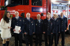 FW Wathlingen: &Uuml;bergabe eines Tankl&ouml;schfahrzeuges und eines Logistikanh&auml;ngers an die Ortsfeuerwehr Adelheidsdorf