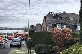 Feuerwehr Kaarst: FW-NE: Dachstuhlbrand einer Doppelhaushälfte