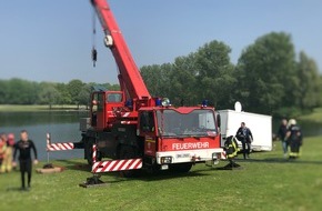 Feuerwehr und Rettungsdienst Bonn: FW-BN: Bergung eines Getränkeanhängers aus See - Feuerwehrkran im Einsatz
