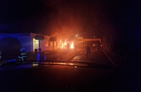 Feuerwehr Dortmund: FW-DO: PKW in Vollbrand - Brandausbreitung auf Wohnhaus konnte verhindert werden