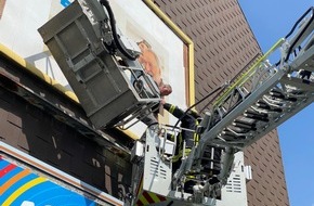 Feuerwehr Dortmund: FW-DO: Technischer Defekt an Arbeitsbühne bringt Dachdecker in Bedrängnis