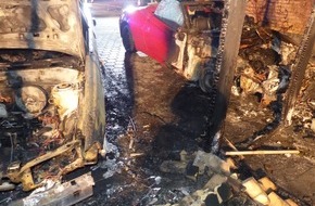 Polizei Minden-Lübbecke: POL-MI: Feuer vernichtet Carport und zwei Autos