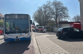 Polizeidirektion Pirmasens: POL-PDPS: Pkw stößt mit Schulbus zusammen - Mehrere Kinder verletzt