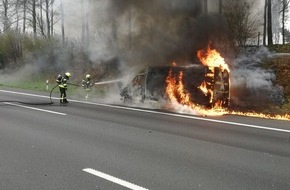 Polizeiinspektion Göttingen: POL-GÖ: (258/2019) Technischer Defekt - Sprinter brennt auf A 7 aus, Fahrer unverletzt