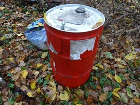 POL-SE: Quickborn - Polizei sucht Zeugen nach einer unerlaubten Entsorgung von Ölfässern und Farbeimer