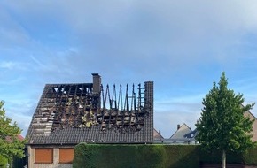 Feuerwehr Voerde: FW Voerde: Dachstuhlbrand in voller Ausdehnung im Voerder Ortsteil Spellen