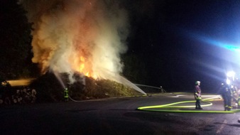 FW-RE: Brennender Holzstapel beschäftigt Feuerwehr stundenlang