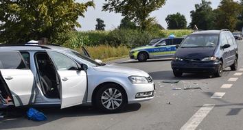 Kreispolizeibehörde Herford: POL-HF: Verkehrsunfall mit Personenschaden -
Zusammenstoß beim Überholen