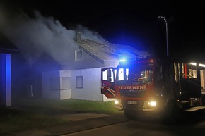 FW LK Neunkirchen: Wohnhaus nach Brand im Dachgeschoss unbewohnbar