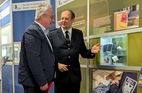 Hauptzollamt Bielefeld: HZA-BI: Wanderausstellung "Echt falsch!" in der Sparkasse Hamm/Sparkasse Hamm und Hauptzollamt Bielefeld eröffnen beeindruckende Ausstellung des Deutschen Zollmuseums